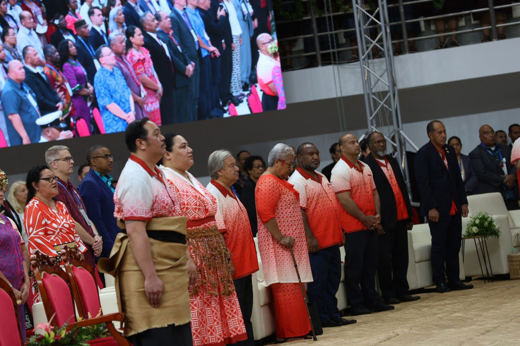 Le Secrétaire général de l'ONU, António Guterres (au centre), se joint à d'autres participants lors de la cérémonie d'ouverture du 53e Forum des îles du Pacifique à Tonga.UN Photo/Kiara Worth Le Secrétaire général de l'ONU, António Guterres (au centre), …