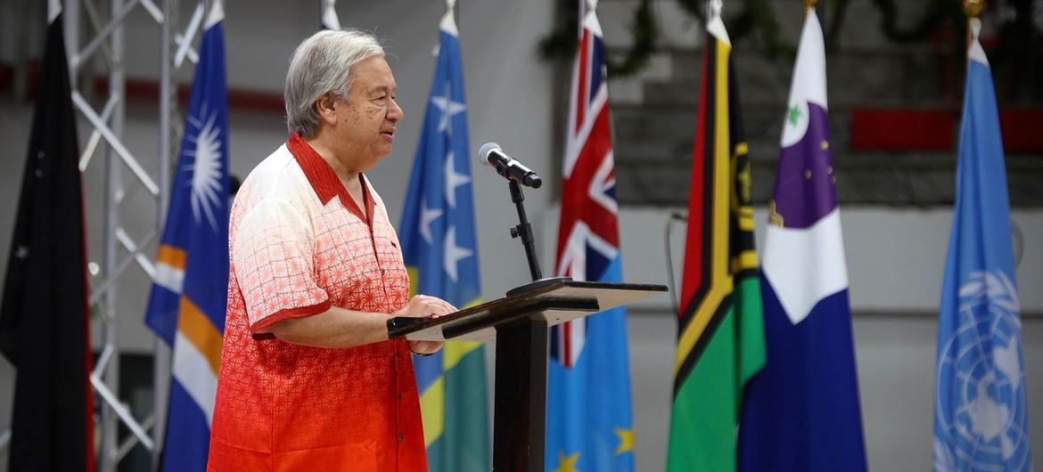 El Secretario General de las Naciones Unidas, António Guterres, pronuncia un discurso en la ceremonia de apertura del 53º Foro de las Islas del Pacífico, en Tonga.