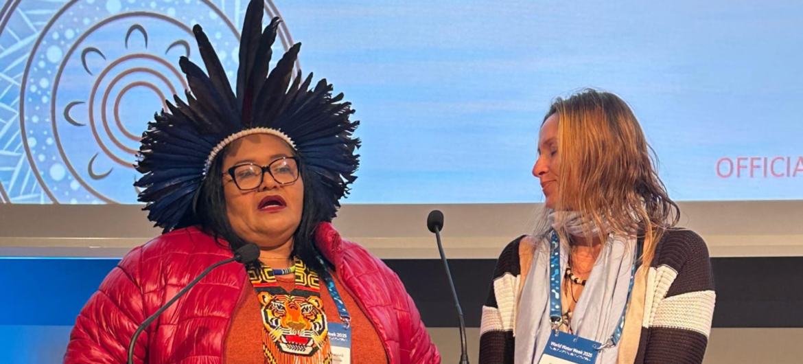  A líder indígena brasileira Uruba Pataxó (esquerda) e a pesquisadora Márcia Camargo (direita) falam em painel na Semana Mundial da Água
