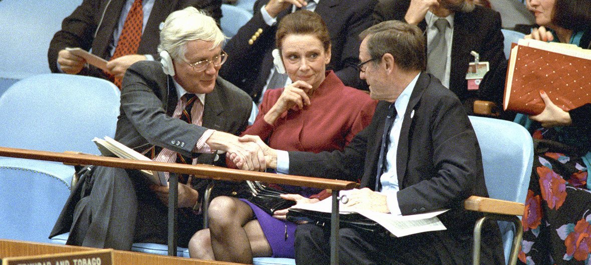 Em 1989, a Assembleia Geral aprovou uma Convenção sobre os Direitos da Criança sem votação. Sentados da esquerda para a direita estão Jan Martenson, subsecretário-geral para direitos humanos e diretor, escritório da ONU em Genebra, Audrey Hepburn, embaix…