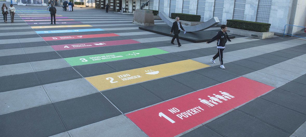 Изображение символики Целей устойчивого развития на входе в штаб-квартиру ООН в Нью-Йорке. 