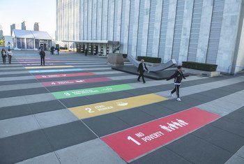 Изображение символики Целей устойчивого развития на входе в штаб-квартиру ООН в Нью-Йорке. 