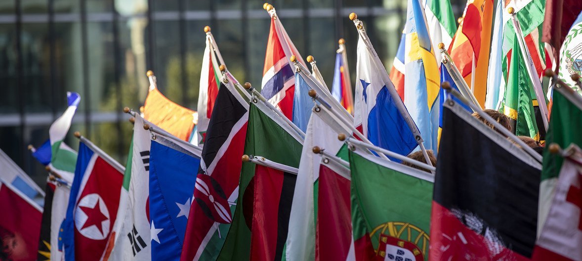 2019年9月21日，在联合国纽约总部纪念国际和平日的撞钟仪式上招展的各国国旗。