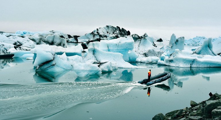 تتشكل بحيرة جوكولسارلون Jökulsárlón الجليدية في أيسلندا بشكل طبيعي من المياه الجليدية الذائبة وتنمو دائمًا بينما تنهار كتل كبيرة من الجليد من أحد الأنهار الجليدية المتقلصة.