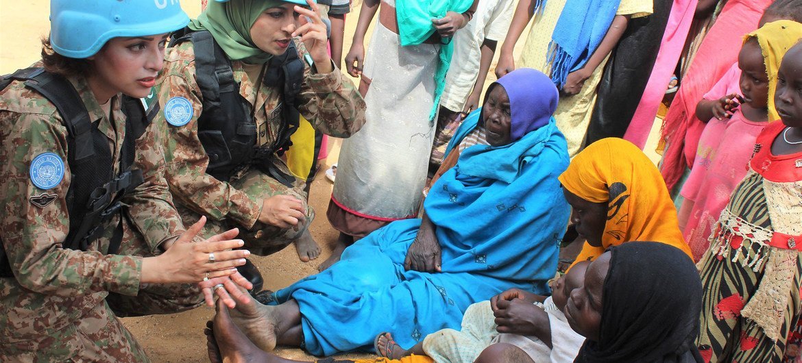 پاکستان سے تعلق رکھنے والی امن دستوں کی خواتین ارکان سوڈان میں شمالی ڈارفر کے علاقے میں مقامی آبادی کے ساتھ بات چیت کر رہی ہیں۔