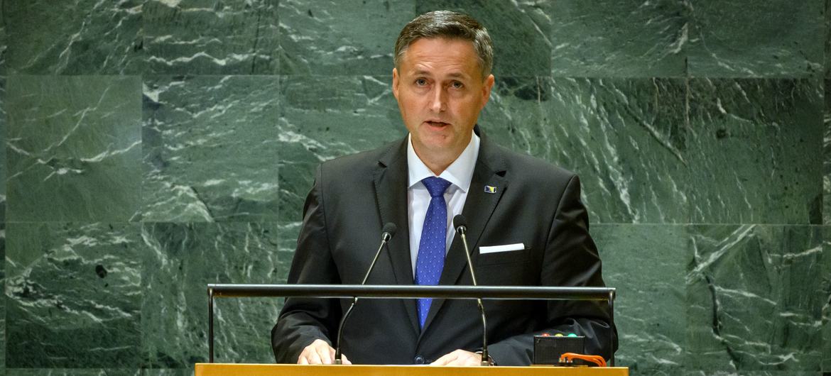 Denis Bećirović, président de la présidence de Bosnie-Herzégovine, prend la parole à la tribune lors de la soixante-dix-neuvième session de l'Assemblée générale à New York.