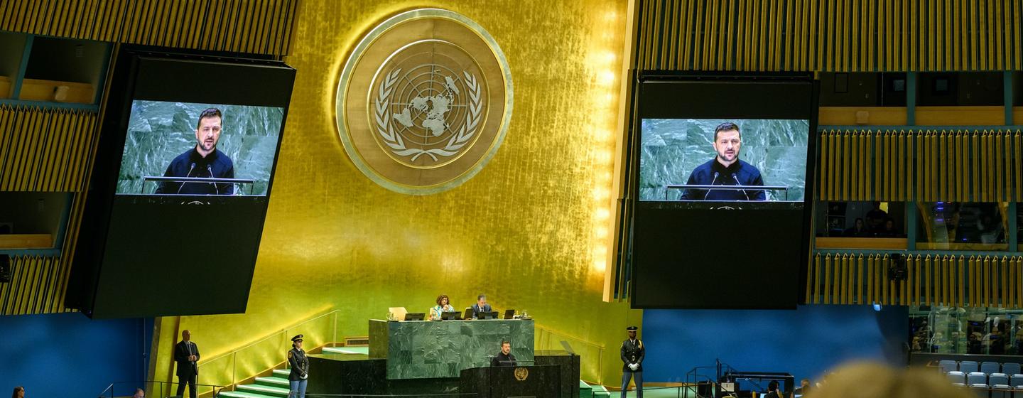 乌克兰总统泽连斯基（在主席台和屏幕前）在联合国大会第七十九届会议一般性辩论上讲话。