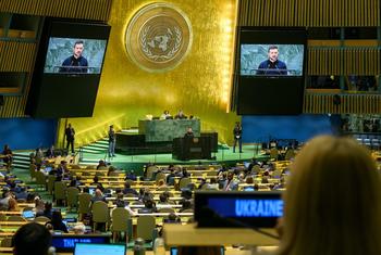 الرئيس الأوكراني فولوديمير زيلينسكي يلقي كلمة في المناقشة العامة للدورة 79 للجمعية العامة.