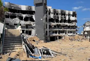 غزہ کا الشفاء میڈیکل کمپلیکس بمباری کا نشانہ بننے کے بعد کھنڈر بنا ہوا ہے۔