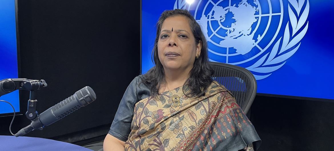 भारत के पर्यावरण, वन और जलवायु परिवर्तन मंत्रालय की सचिव सुश्री लीना नंदन एक मेज पर बैठी हैं, उनके सामने एक माइक्रोफोन रखा है और उनके पीछे एक स्क्रीन पर United Nations का लोगो प्रदर्शित हो रहा है।