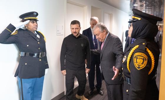 El Secretario General António Guterres (centro derecha) recibe al Presidente de Ucrania Volodymyr Zelenskyy en la sede de la ONU en Nueva York. El Secretario General António Guterres (centro derecha) recibe al Presidente de Ucrania Volodymyr Zelenskyy en la sede de la ONU en Nueva York.