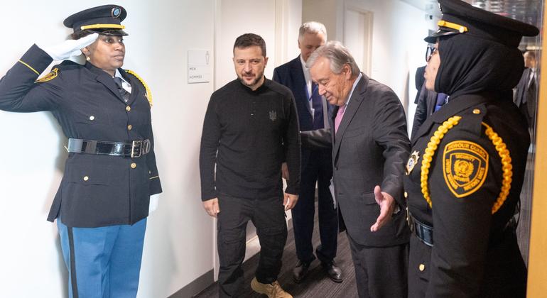 El Secretario General António Guterres (centro derecha) recibe al Presidente de Ucrania Volodymyr Zelenskyy en la sede de la ONU en Nueva York. El Secretario General António Guterres (centro derecha) recibe al Presidente de Ucrania Volodymyr Zelenskyy en la sede de la ONU en Nueva York.