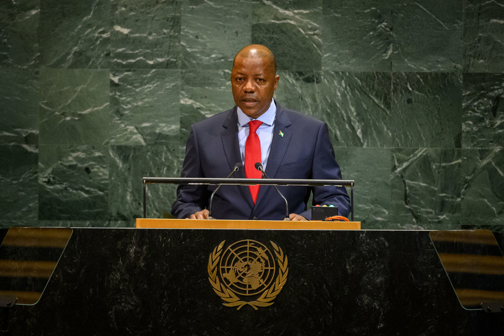 O primeiro-ministro Américo d'Oliveira dos Ramos, de São Tomé e Príncipe, discursa no debate geral da octogésima sessão da Assembleia Geral da ONU.
