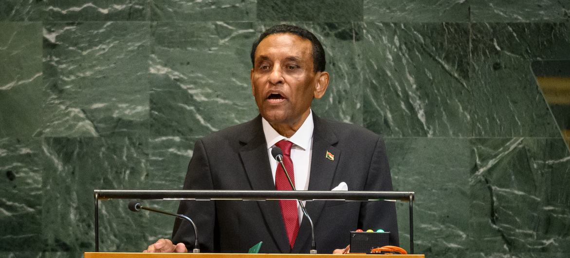 كامل الطيب إدريس، رئيس الوزراء الانتقالي في السودان، يلقي كلمة في المناقشة العامة للدورة الثمانين للجمعية العامة.