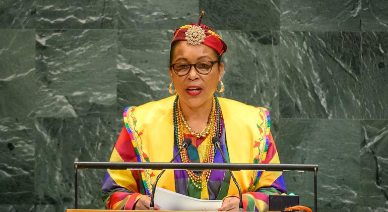 Sylvanie Burton, Rais wa Jumuiya ya Madola ya Dominica akihutubia mjadala mkuu wa mkutano wa 80 wa Baraza Kuu la UN. Sylvanie Burton, Rais wa Jumuiya ya Madola ya Dominica akihutubia mjadala mkuu wa mkutano wa 80 wa Baraza Kuu la UN.