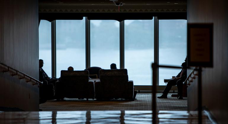 Wajumbe wanatazama Mto Mashariki kutoka Makao Makuu ya Umoja wa Mataifa.