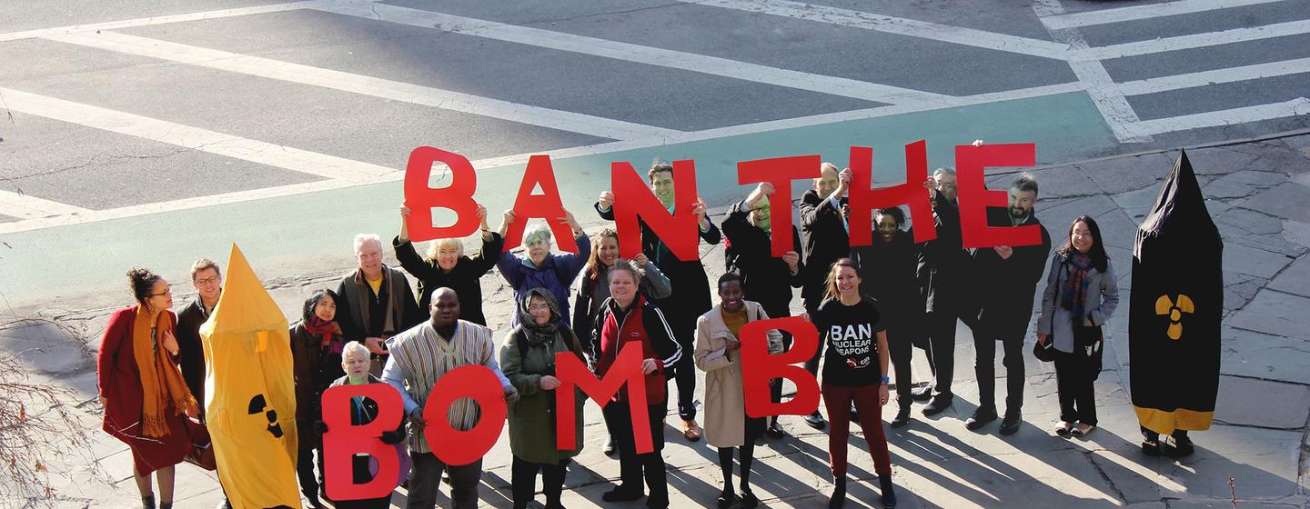 Des manifestants s'expriment contre les armes nucléaires.