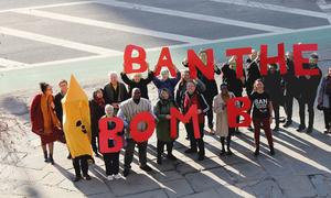 Los manifestantes expresan su opinión sobre las armas nucleares. 