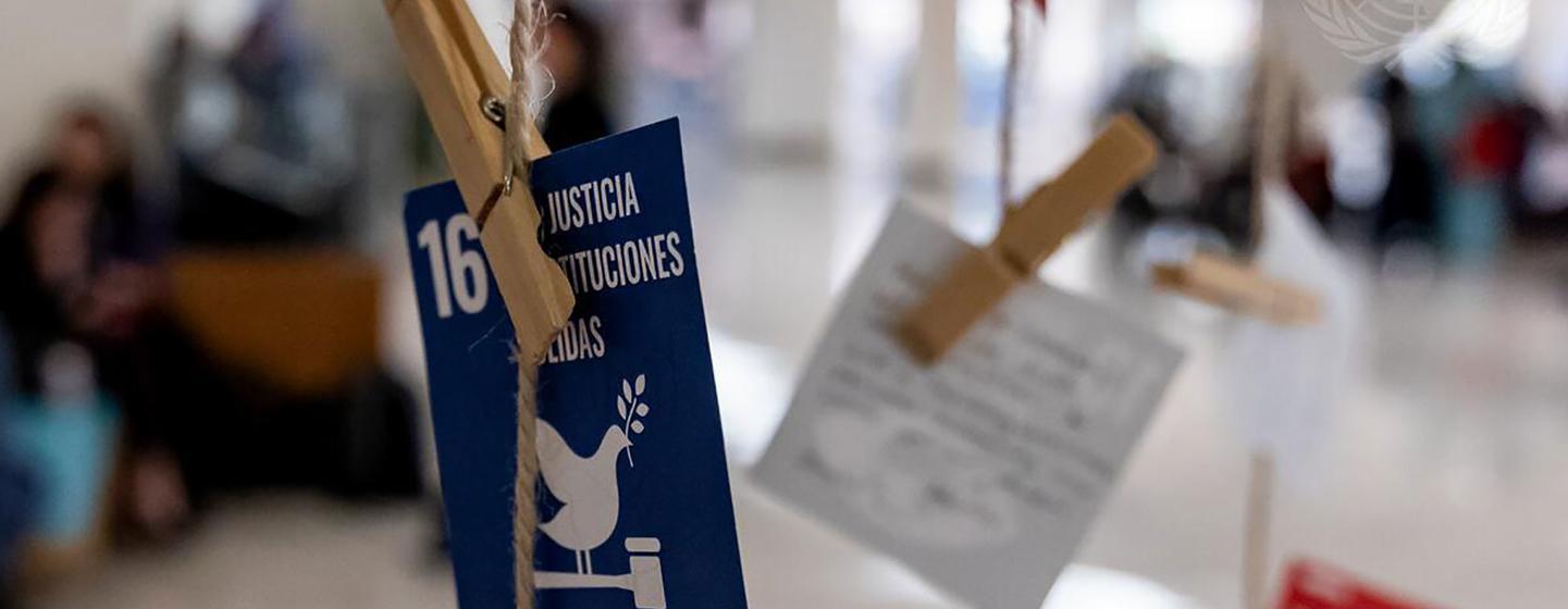 Cartel sobre los Objetivos de Desarrollo Sostenible en una exhibición. Cartel sobre los Objetivos de Desarrollo Sostenible en una exhibición.