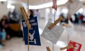 Cartel sobre los Objetivos de Desarrollo Sostenible en una exhibición.