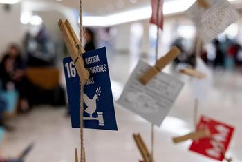Cartel sobre los Objetivos de Desarrollo Sostenible en una exhibición.