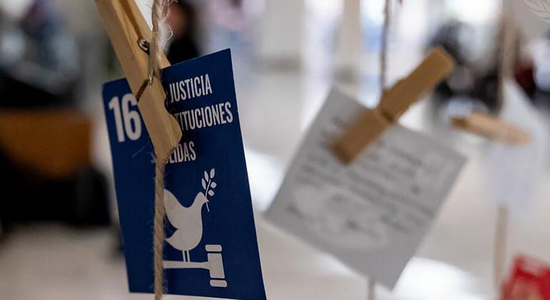 Cartel sobre los Objetivos de Desarrollo Sostenible en una exhibición.