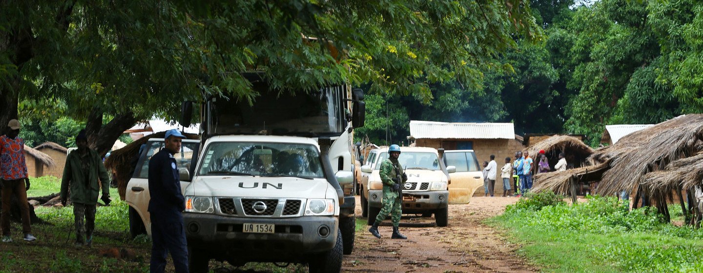 Des Casques bleus de la MINUSCA en patrouille dans la préfecture d'Ouham-Pendé, dans le nord-ouest de la République centrafricaine (RCA)