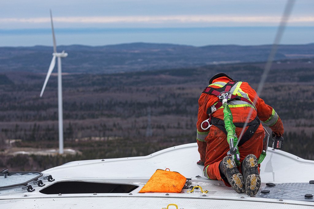 Техник работает над лопастью ветряной турбины в восточном Квебеке, Канада. 