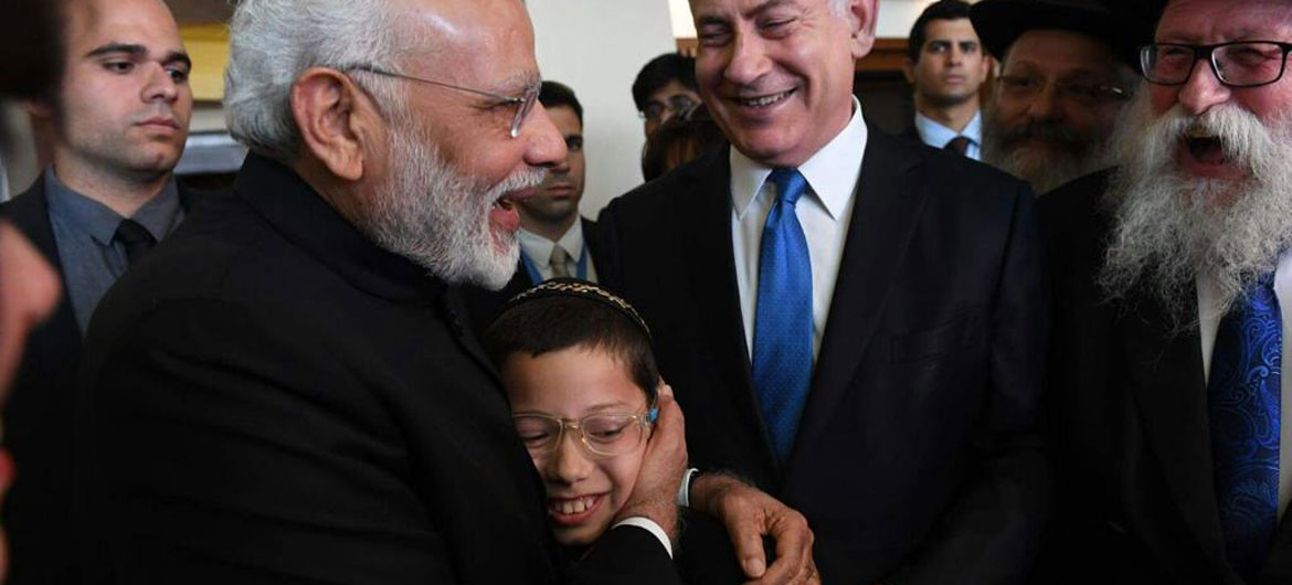 Agora com 14 anos, Moishe Holzberg é visto aqui com os primeiros-ministros Narendra Modi (2ª esquerda) da Índia e Benjamin Netanyahu de Israel.