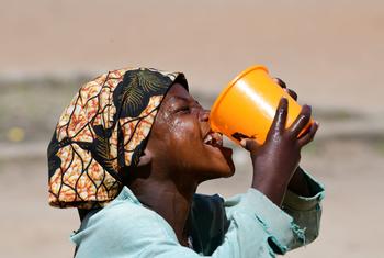 Menina bebe água no pátio de sua escola, em Goré, no sul do Chade.