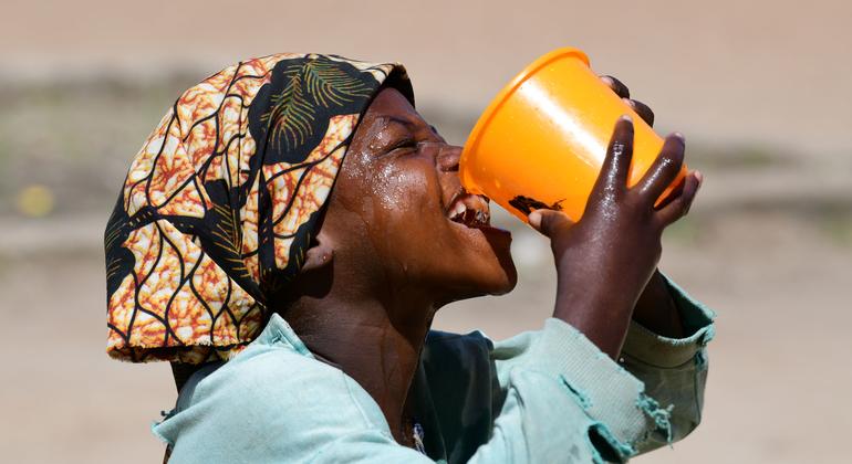 Una niña bebiendo agua en el patio de su escuela, en Goré, en el sur del Chad.