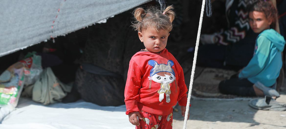 在叙利亚东北部的拉卡市，一个家庭住在非正式安置点。
