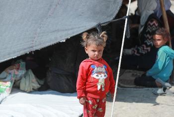 सीरिया के राक्का शहर में अस्थाई शिविर में रहता एक परिवार.
