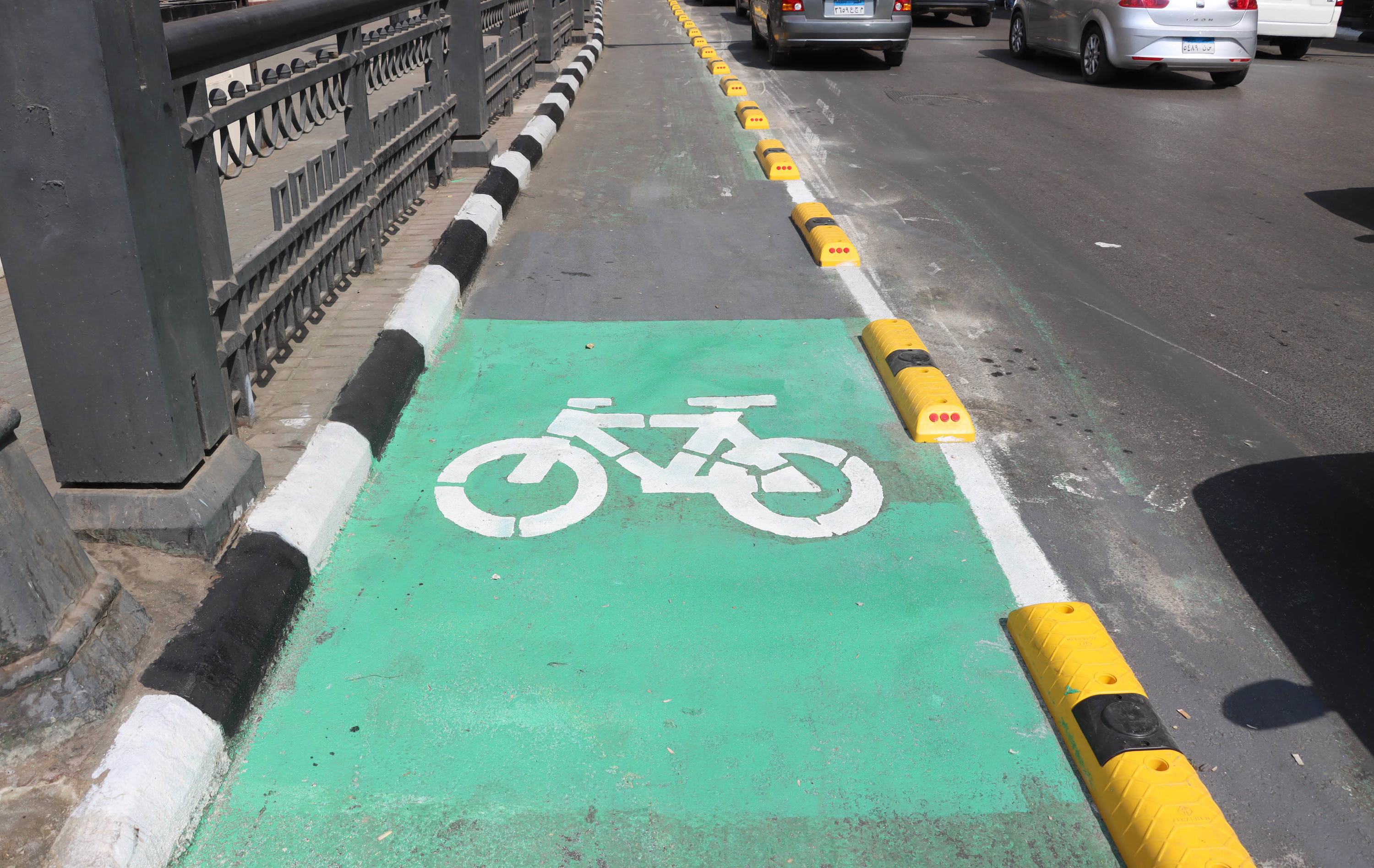 مسار مخصص لراكبي الدراجات في شارع طلعت حرب، بوسط القاهرة. 20 أكتوبر 2022.