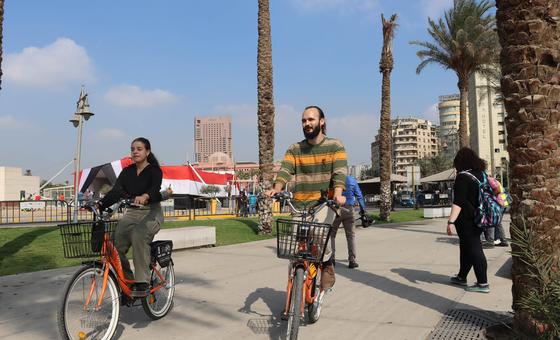 شباب وشابات ينطلقون بالدراجات باتجاه المسار المخصص لراكبي الدراجات في وسط القاهرة. 20 أكتوبر 2022.