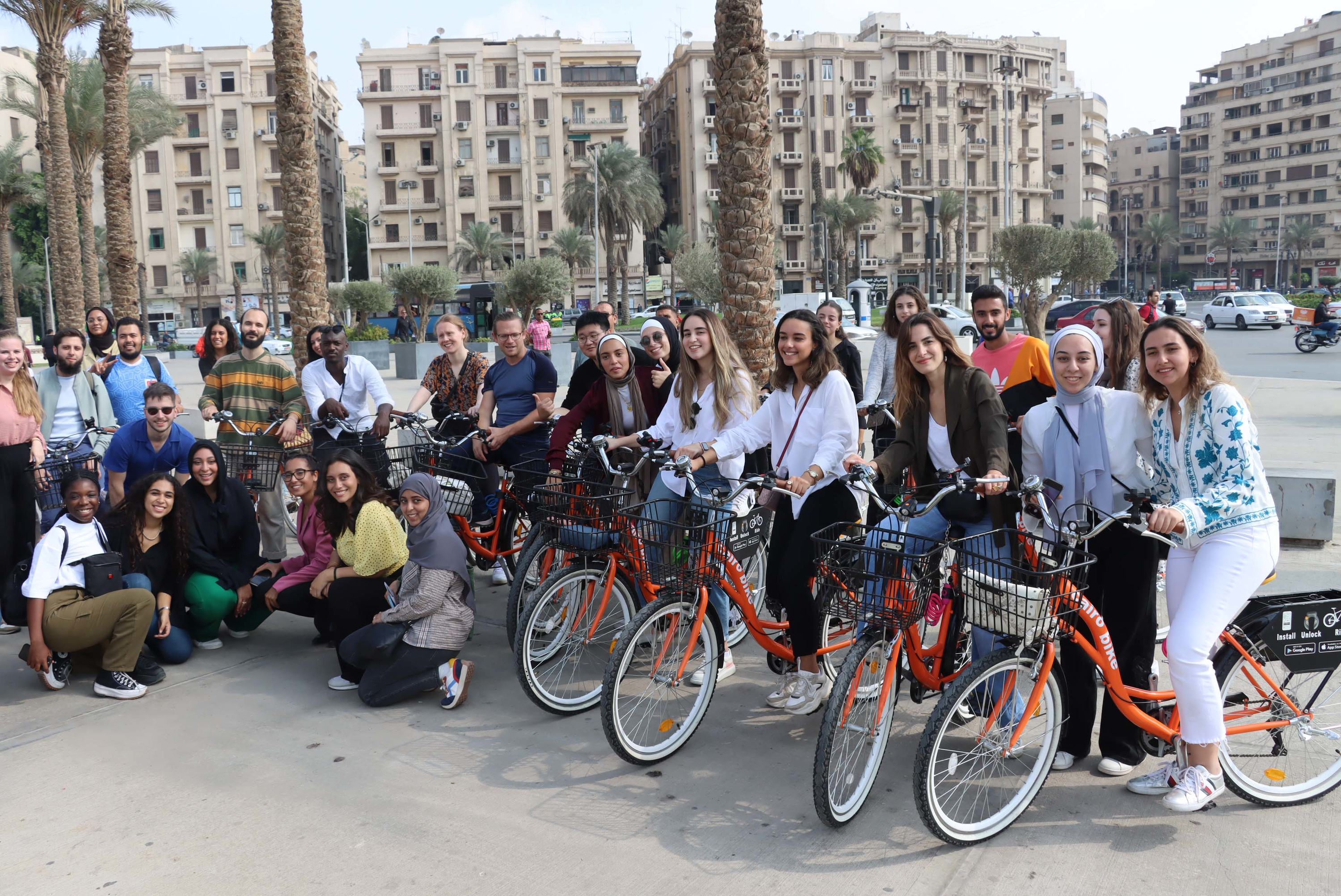 شباب وشابات ينطلقون بالدراجات باتجاه المسار المخصص لراكبي الدراجات في وسط القاهرة. 20 أكتوبر 2022.