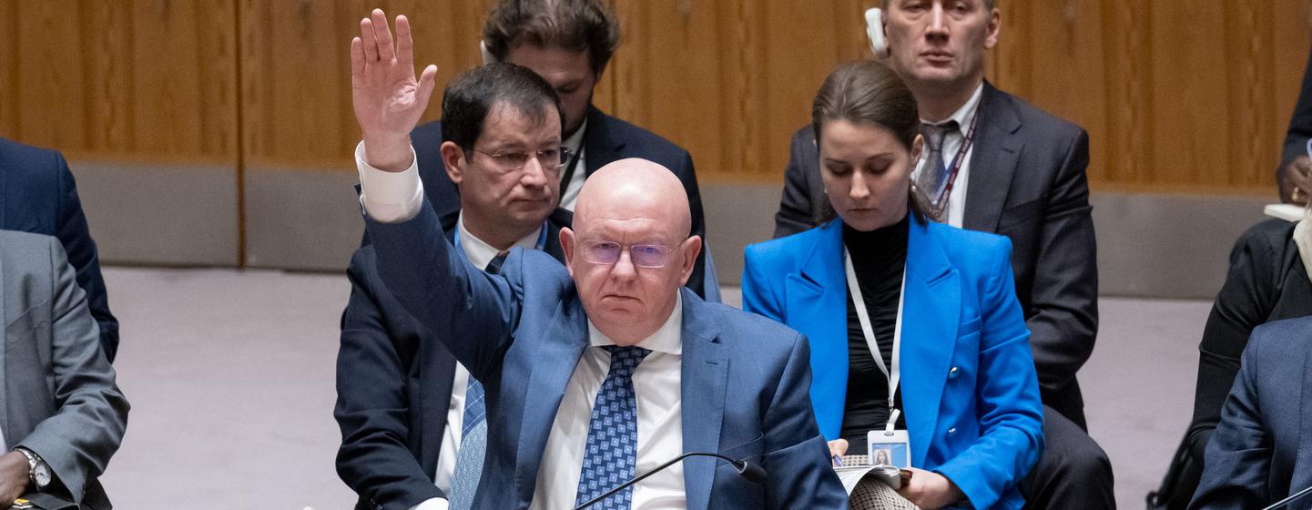 L'Ambassadeur Vassily Nebenzia, Représentant permanent de la Fédération de Russie auprès des Nations Unies, votant contre un projet de résolution sur Gaza présenté par les Etats-Unis.