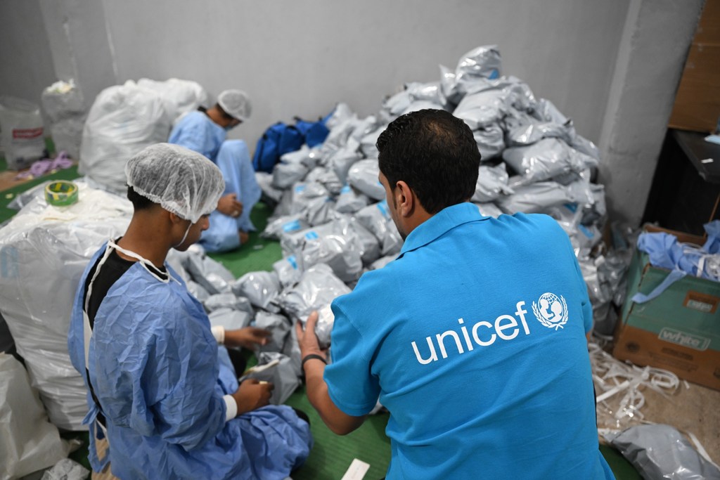 Wafanyakazi wa UNICEF nchini Misri wanapakia vifaa katika ghala huko Gaza.