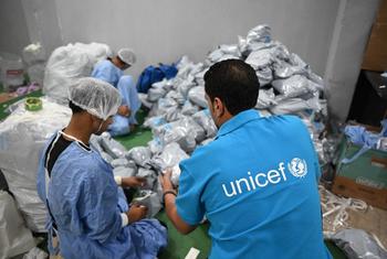 منظمة اليونيسف تحشد إمدادات أساسية منقذة للحياة لإرسالها إلى قطاع غزة.
