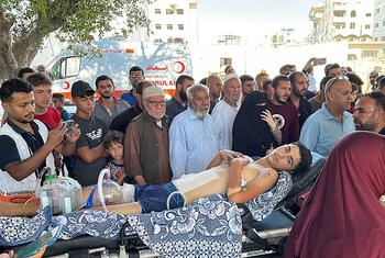 انخلاء کے اسرائیلی حکم اور دوسری پابندیوں کے درمیان مریضوں کو ایک ہسپتال سے دوسرے ہسپتال میں منتقل کیا جا رہا ہے۔