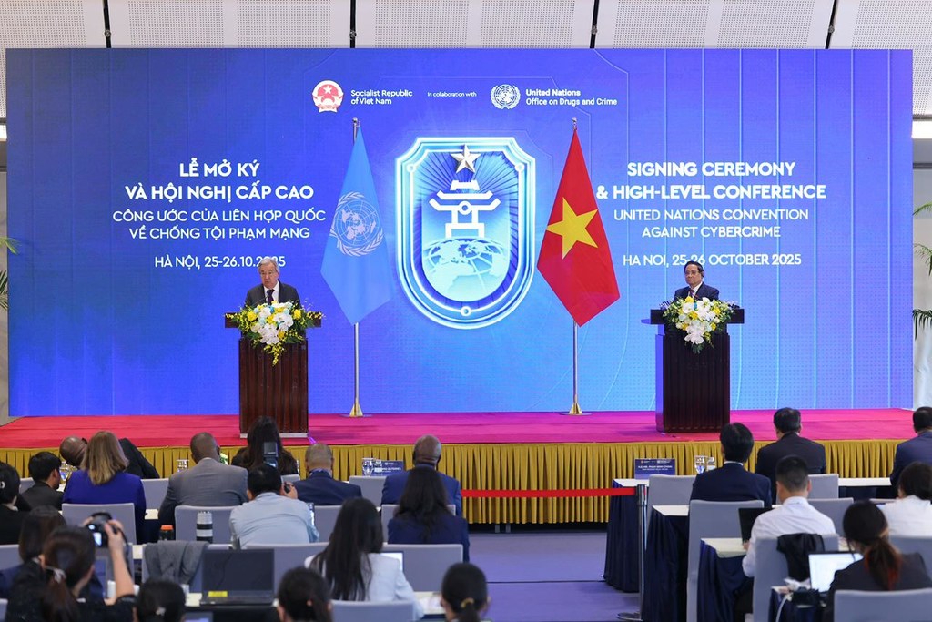 Katibu Mkuu António Guterres (kushoto) na Waziri Mkuu Pham Minh Chinh wa Vietnam wakiwa katika mkutano wa pamoja na waandishi wa habari.