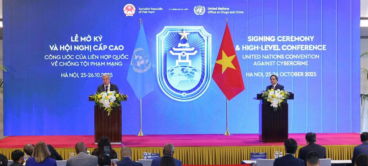 Katibu Mkuu António Guterres (kushoto) na Waziri Mkuu Pham Minh Chinh wa Viet Nam kwenye mkutano wa waandishi wa habari wa pamoja.  Katibu Mkuu António Guterres (kushoto) na Waziri Mkuu Pham Minh Chinh wa Viet Nam kwenye mkutano wa waandishi wa habari wa pamoja.