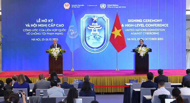 Guterres e premiê do Vietnã Pham Minh Chinh em coletiva de imprensa