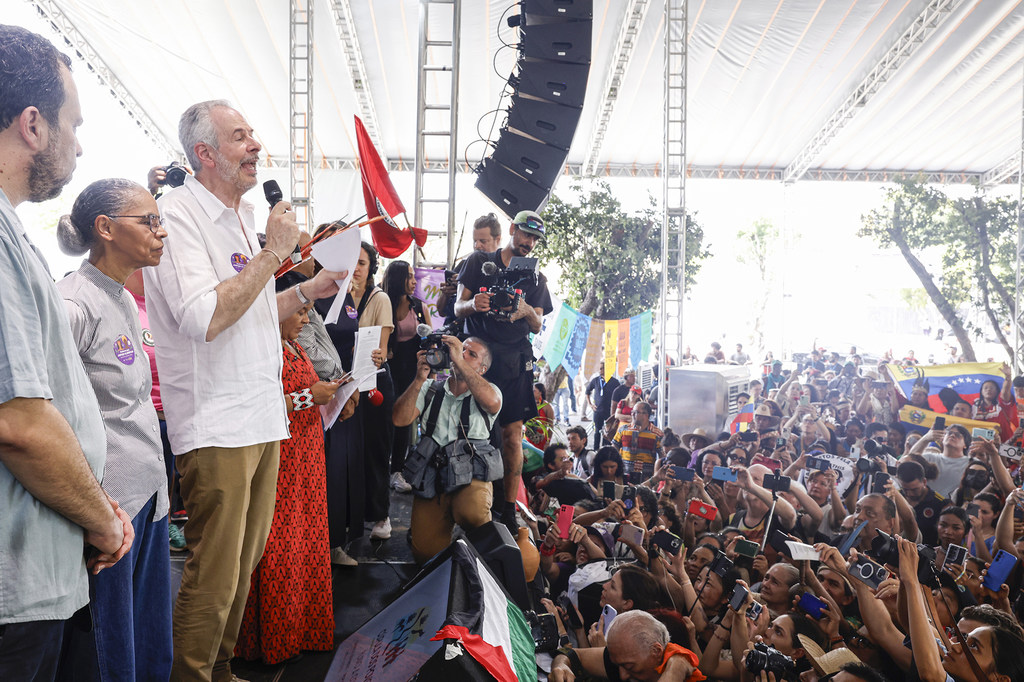 رئيس مؤتمر الأمم المتحدة الثلاثين لتغير المناخ، السفير أندريه كوريا دو لاغو، يلقي كلمة خلال اختتام قمة الشعوب.