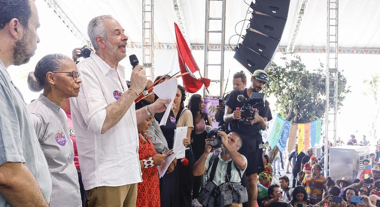 कॉप30 के अध्यक्ष, राजदूत आंद्रे कोर्रिया द लागो, जन सम्मेलन के समापन समारोह में भाषण देते हुए.