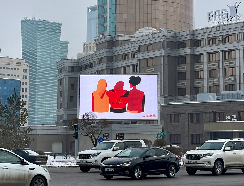 На уличных LED-экранах Астаны и Алматы запустили информационные ролики о гендерном насилии и защите пострадавших. 
