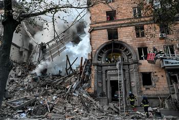 عمال الإنقاذ يفتشون مبنى دمرته الصواريخ في زابوريزهجيا ، أوكرانيا.