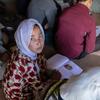 在阿富汗的巴米扬省，一名女孩在社区教育课堂上读书，因为最近的公立学校要步行两个多小时才能到。