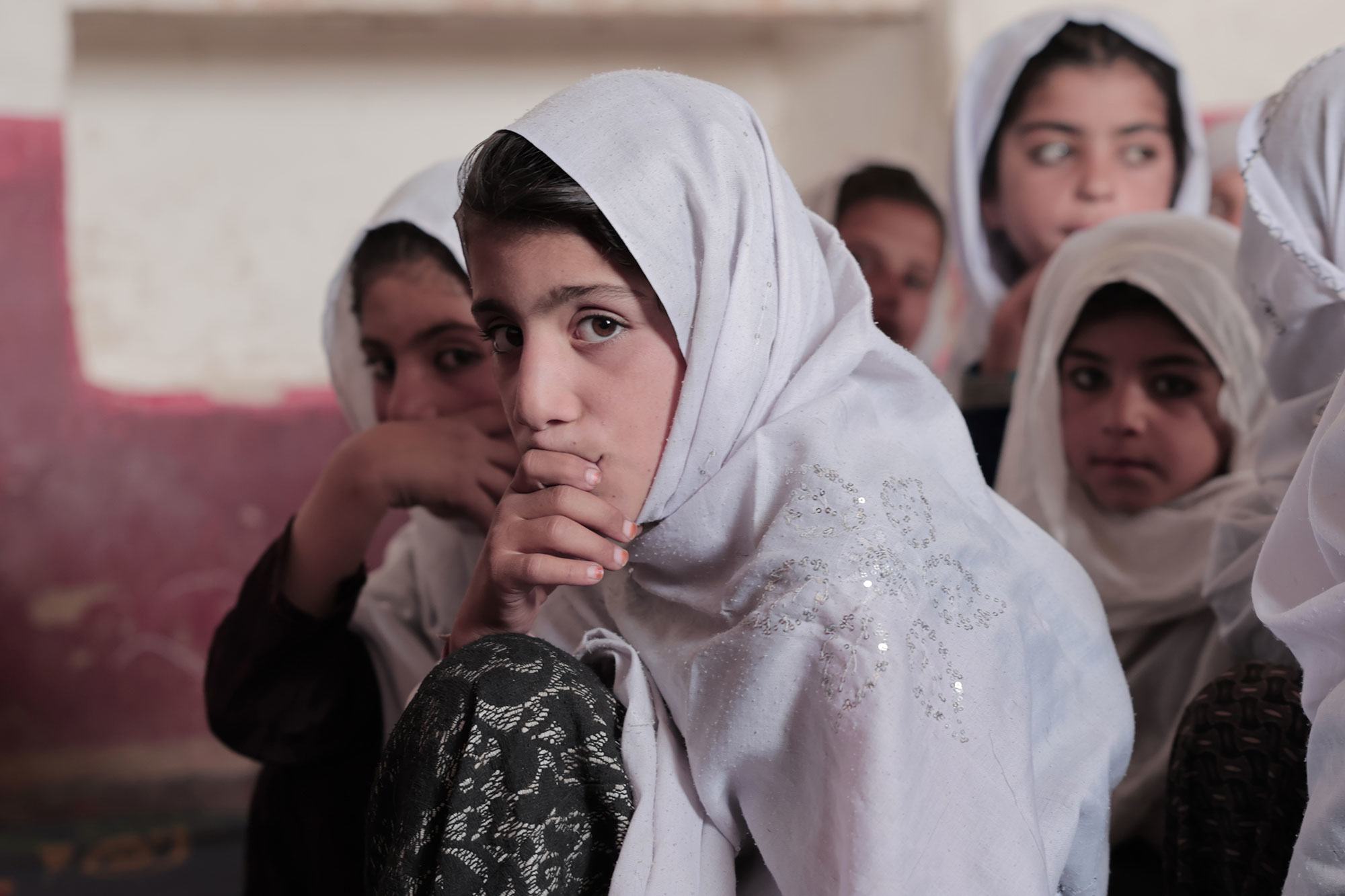 在阿富汗中部地区瓦尔达克省的一个加速学习中心，女孩们在上课。