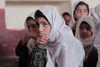 在阿富汗中部地区瓦尔达克省的一个加速学习中心，女孩们在上课。